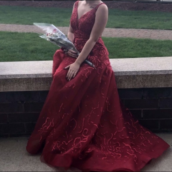 A beautiful red prom dress - Picture 3 of 4